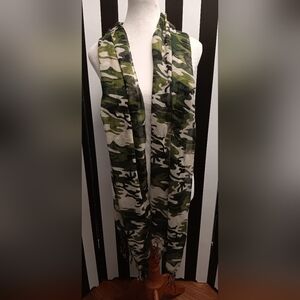 Long rectangular camo scarf